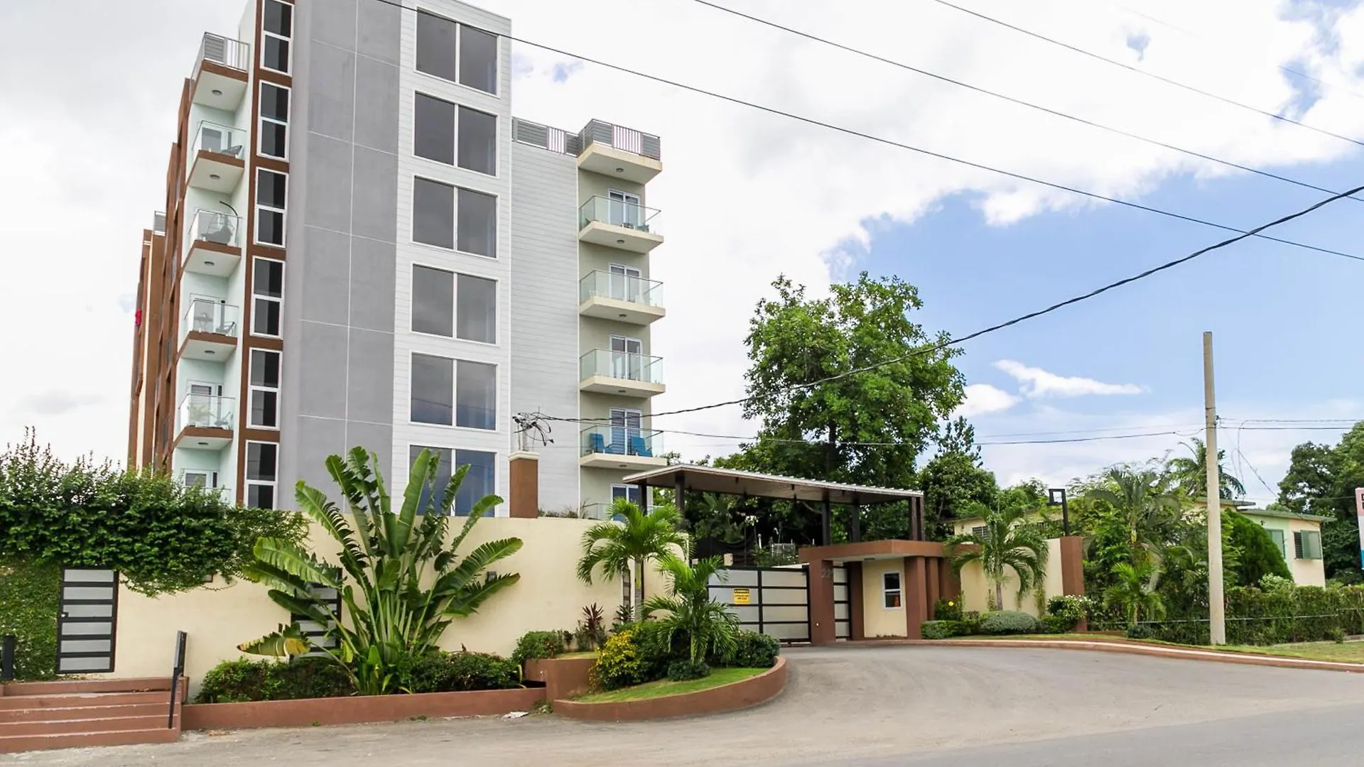Choose To Be Happy At Twenty 2A With Pool Apartment Kingston