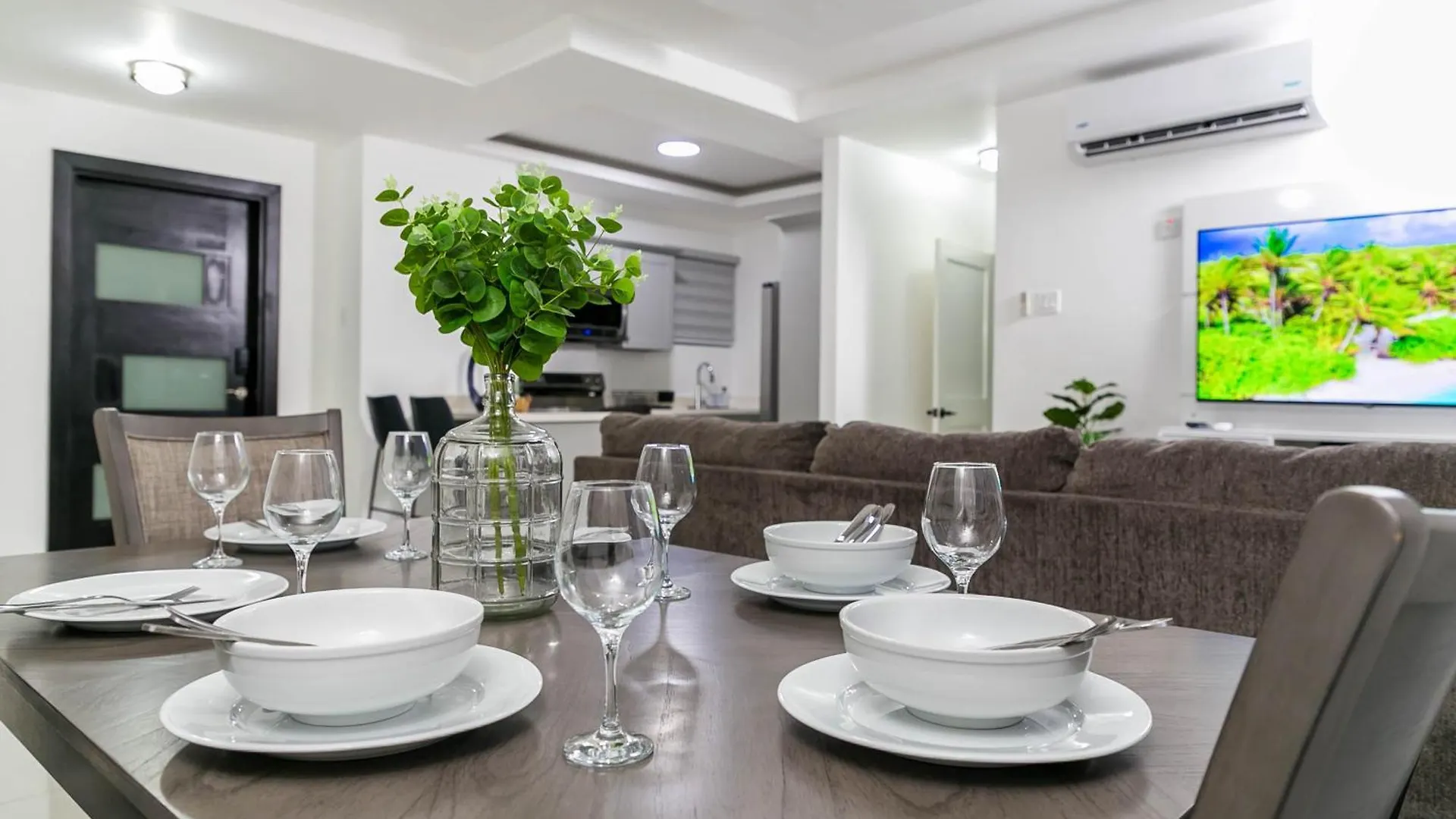 Choose To Be Happy At Twenty 2A With Pool Apartment Kingston