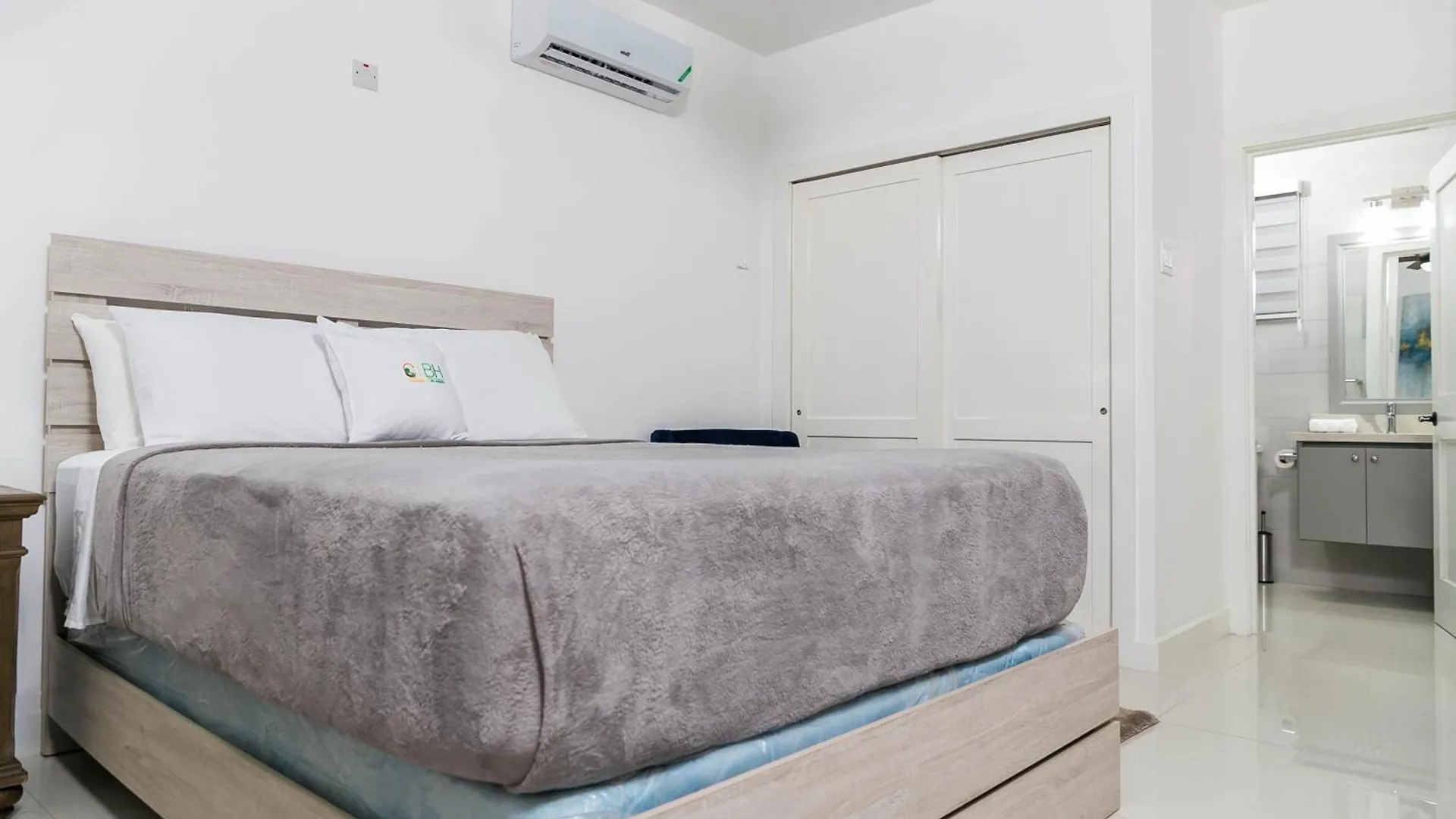 Choose To Be Happy At Twenty 2A With Pool Apartment Kingston 0*,