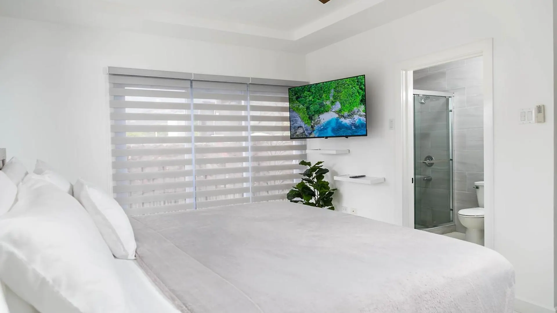 Choose To Be Happy At Twenty 2A With Pool Apartment Kingston