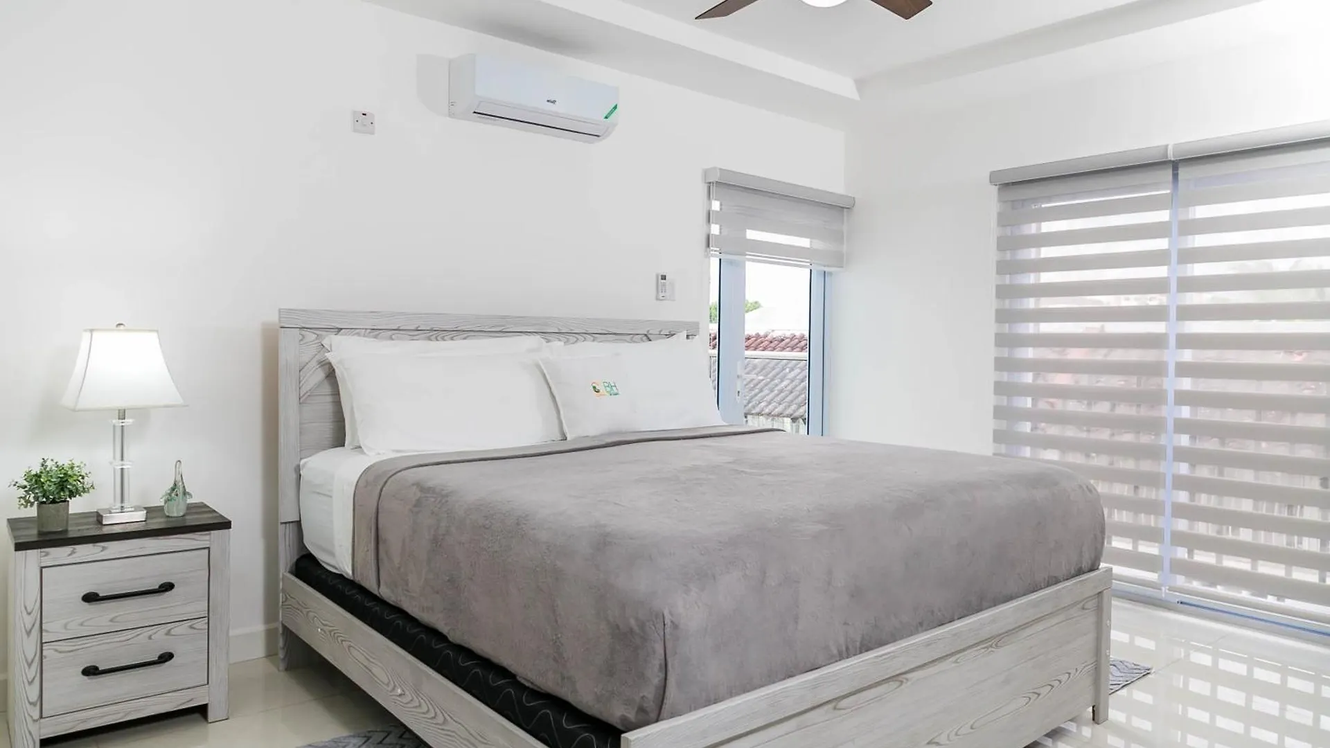 Choose To Be Happy At Twenty 2A With Pool Apartment Kingston